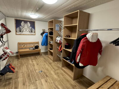 Skiraum und Skidepot für Skiausrüstung und Wanderausrüstung im Sommer