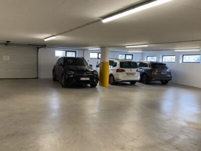 Tiefgaragenplatz für jeweils ein Auto pro Ferienwohnung